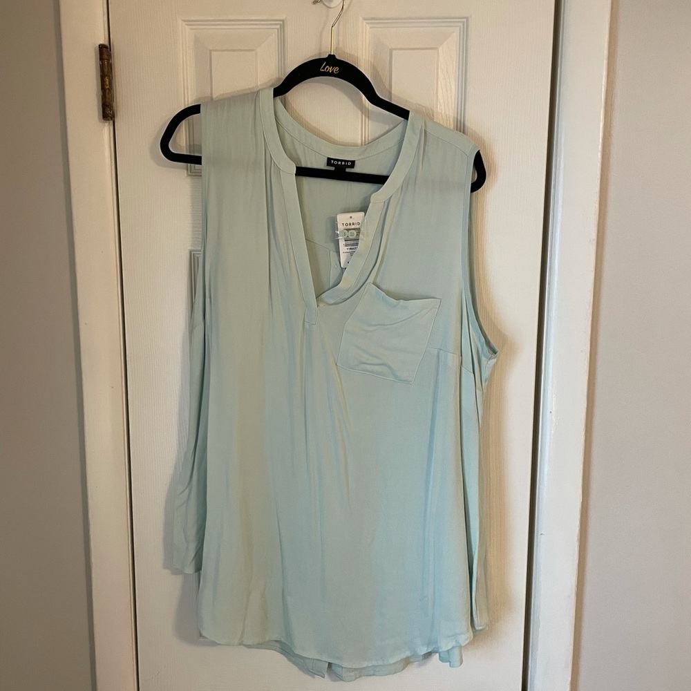 Torrid NWT Tank with Button Back